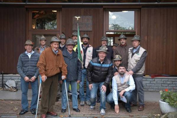 Gli alpini di AGra donano un defibrillatore al paese (inserita in galleria)