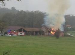 Incendio in un cascinale di Bardello (inserita in galleria)