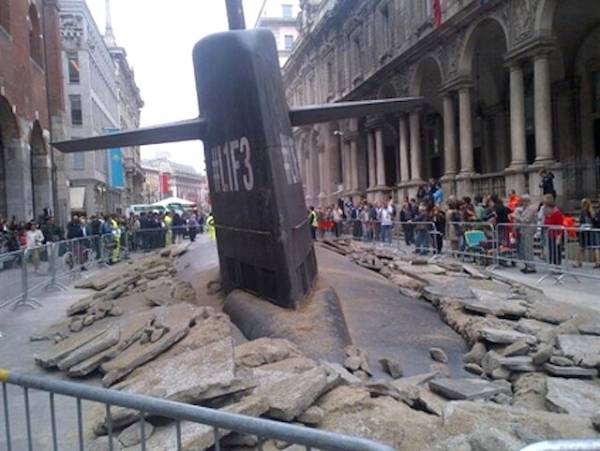 Sottomarino emerge a Milano (inserita in galleria)
