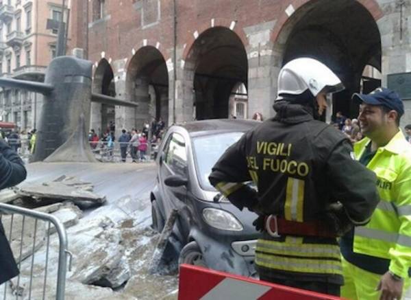 Sottomarino emerge a Milano (inserita in galleria)