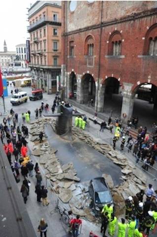 Sottomarino emerge a Milano (inserita in galleria)