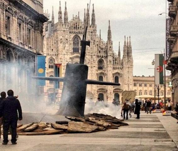 Sottomarino emerge a Milano (inserita in galleria)