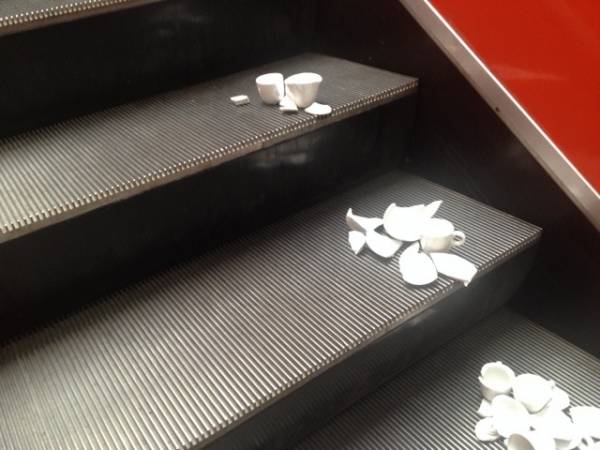 Tazze di ceramica sulle scale mobili del Comune (inserita in galleria)