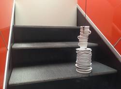 Tazze di ceramica sulle scale mobili del Comune (inserita in galleria)