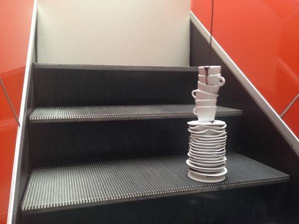 Tazze di ceramica sulle scale mobili del Comune (inserita in galleria)