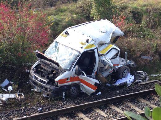 Autombulanza travolta da un treno (inserita in galleria)