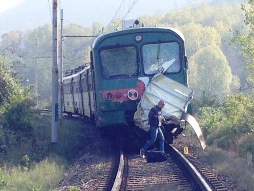 Autombulanza travolta da un treno (inserita in galleria)