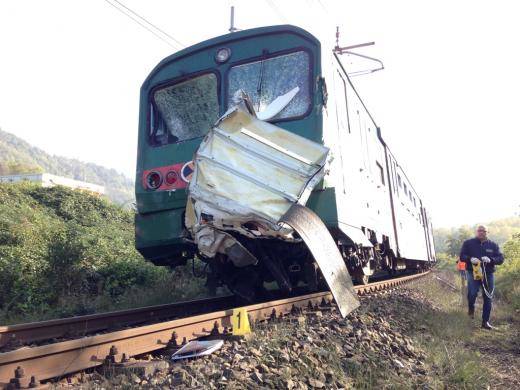 Autombulanza travolta da un treno (inserita in galleria)