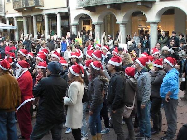 Flash mob con Babbo Natale (inserita in galleria)