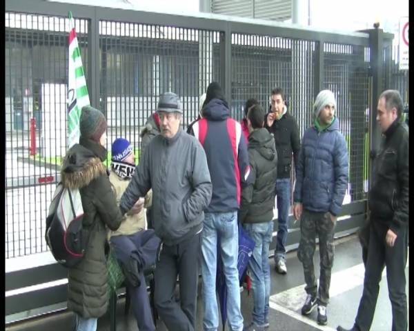 Husqvarna, i lavoratori bloccano i camion (inserita in galleria)