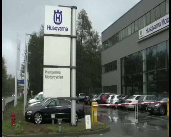 Husqvarna, i lavoratori bloccano i camion (inserita in galleria)