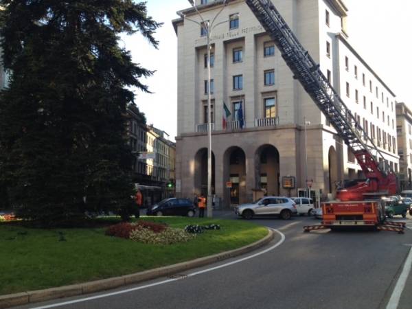 Illuminato l'abete di piazza Montegrappa (inserita in galleria)
