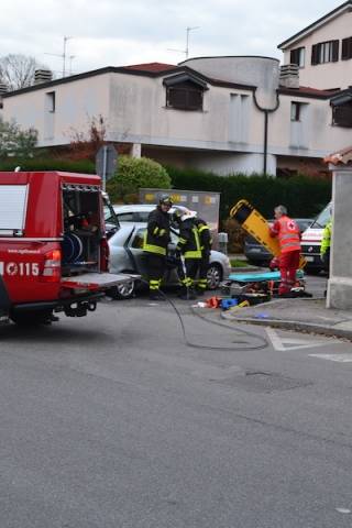 Incidente tra auto e moto a Busto (inserita in galleria)