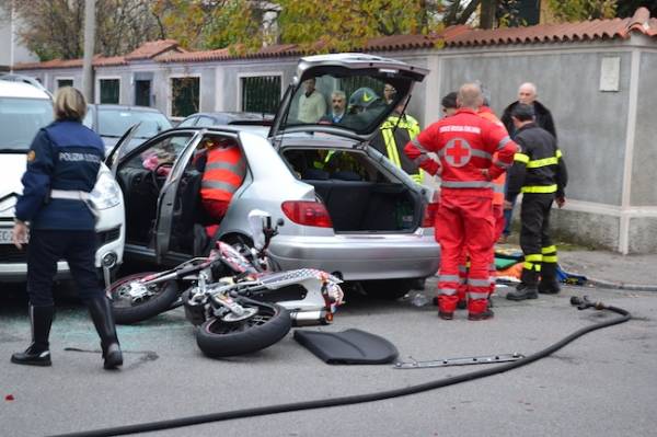 Incidente tra auto e moto a Busto (inserita in galleria)