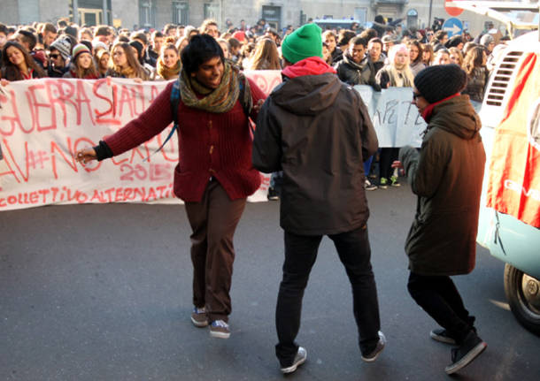 La manifestazione degli studenti a Busto Arsizio (inserita in galleria)