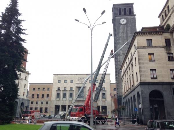Si rompe una gru in piazza Monte Grappa (inserita in galleria)