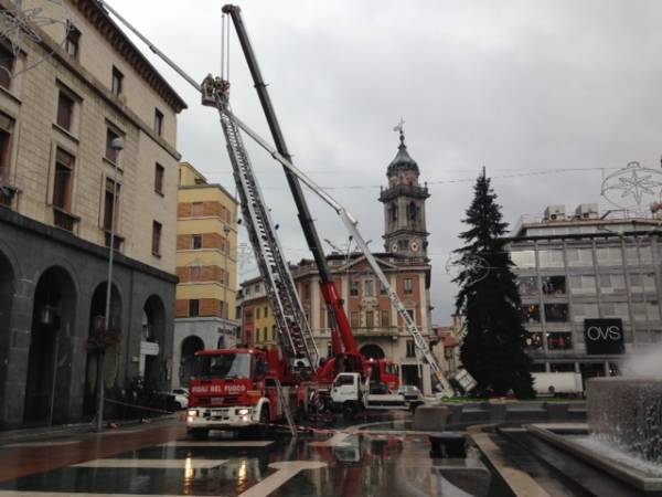 Si rompe una gru in piazza Monte Grappa (inserita in galleria)