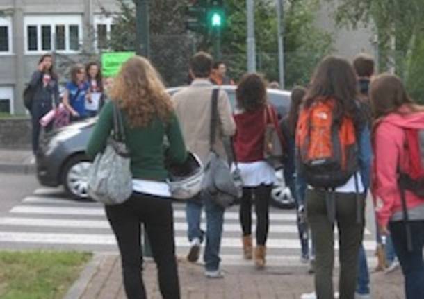 studenti scuola ingresso prima