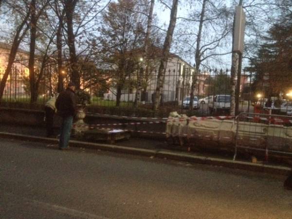 Un trattore contro il cancello dei Giardini, caos in città (inserita in galleria)