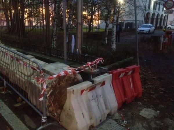 Un trattore contro il cancello dei Giardini, caos in città (inserita in galleria)