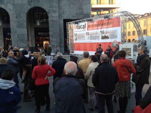 VareseNews in piazza per festeggiare il 141tour (inserita in galleria)