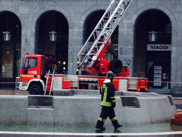 Vigili del fuoco in piazza Monte Grappa, Varese (inserita in galleria)