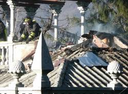 A fuoco tetto di una villa (inserita in galleria)
