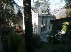 A fuoco tetto di una villa (inserita in galleria)