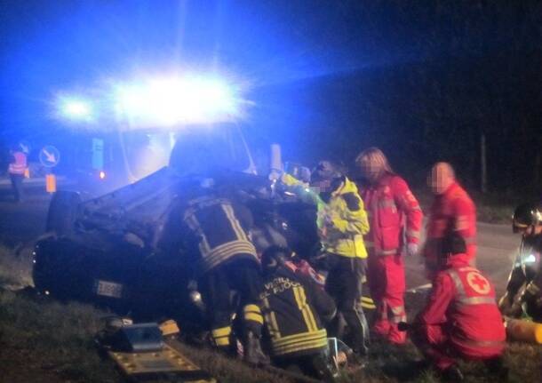 Incidente via spluga canegrate auto ribaltata