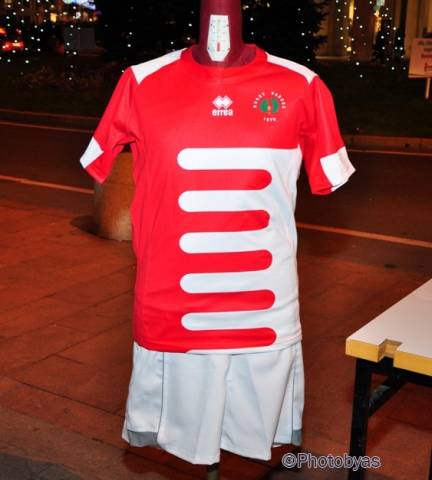 In piazza la presentazione della nuova maglia del Rugby Varese (inserita in galleria)