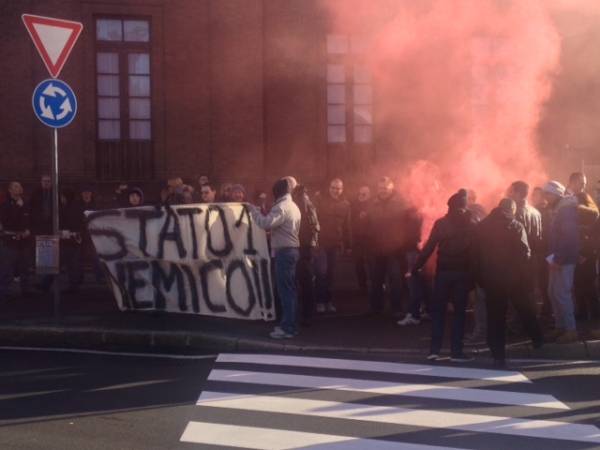 La protesta dei "Forconi" arriva a Gallarate, traffico rallentato (inserita in galleria)