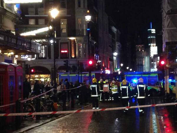 Londra, crolla parte del soffitto dell'Apollo Theatre  (inserita in galleria)