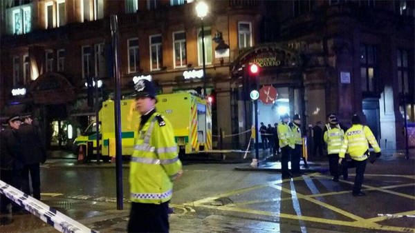 Londra, crolla parte del soffitto dell'Apollo Theatre  (inserita in galleria)