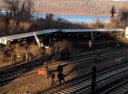 Treno deraglia nel Bronx: 4 morti (inserita in galleria)