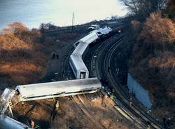 Treno deraglia nel Bronx: 4 morti (inserita in galleria)