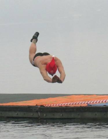 Un tuffo nell'acqua gelida del lago di Monate (inserita in galleria)