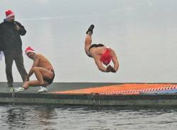 Un tuffo nell'acqua gelida del lago di Monate (inserita in galleria)