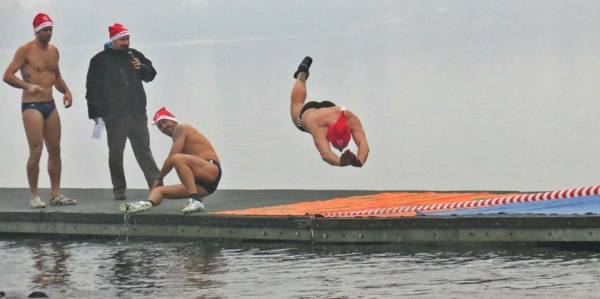 Un tuffo nell'acqua gelida del lago di Monate (inserita in galleria)