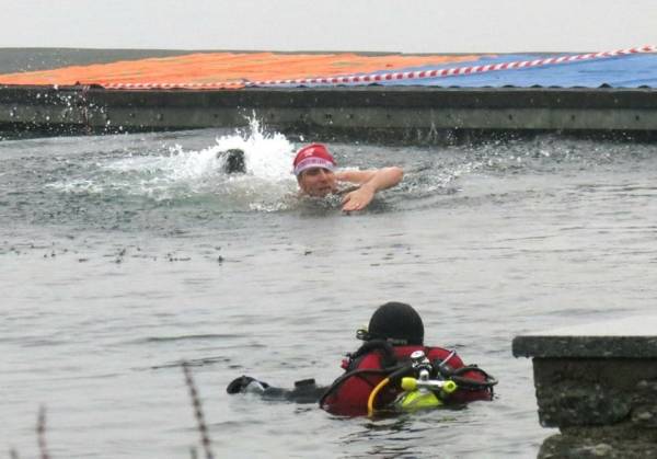 Un tuffo nell'acqua gelida del lago di Monate (inserita in galleria)