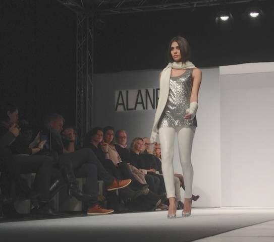 Ariadna Romero sfila per Alan Red (inserita in galleria)