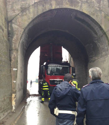 Camion incastrato 2 (inserita in galleria)