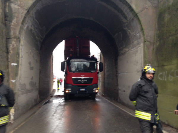 Camion incastrato 2 (inserita in galleria)