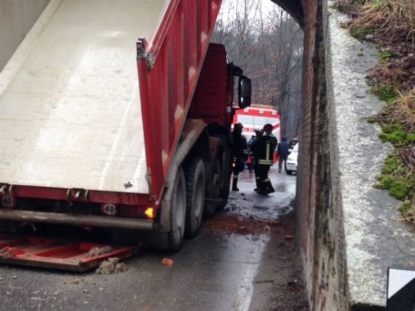 Camion incastrato sotto il ponte della ferrovia (inserita in galleria)