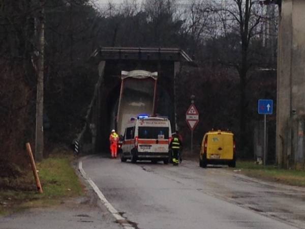 Camion incastrato sotto il ponte della ferrovia (inserita in galleria)