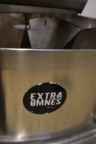 Dentro il birrificio "Extra Omnes" (inserita in galleria)