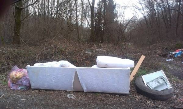 Il divano in strada (inserita in galleria)