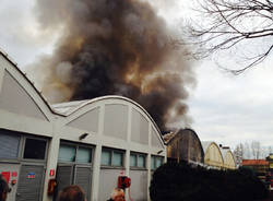 Incendio in una ditta a Vanzaghello (inserita in galleria)