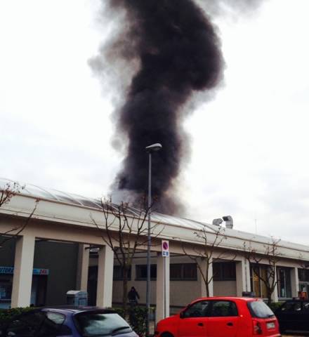 Incendio in una ditta a Vanzaghello (inserita in galleria)