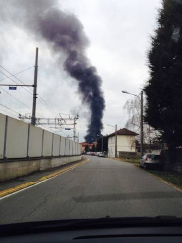 Incendio in una ditta a Vanzaghello (inserita in galleria)