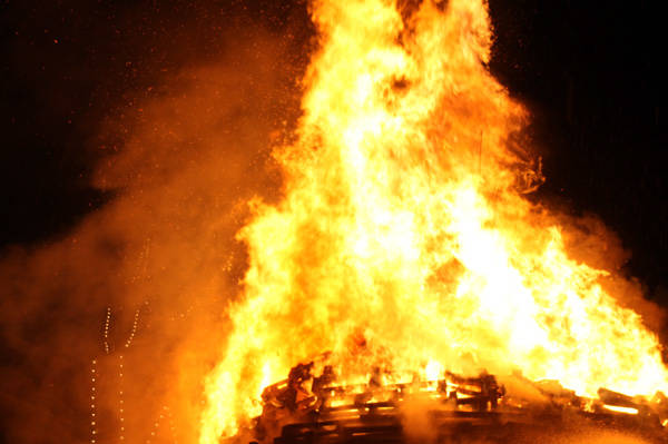 L'accensione del falò (inserita in galleria)